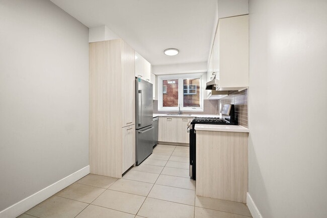 Building Photo - 4550 Av Walkley