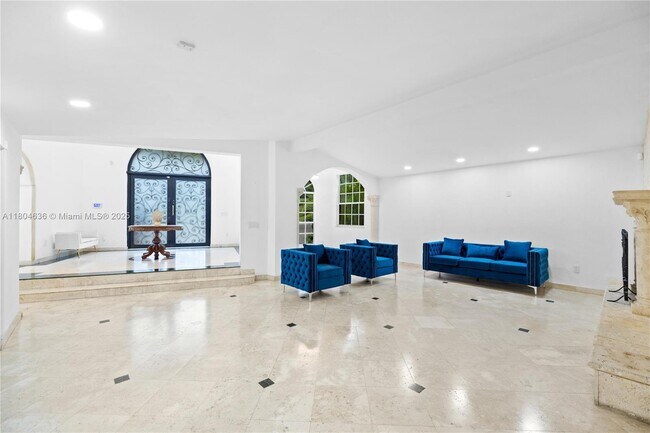 Foto del edificio - 12300 Old Cutler Rd
