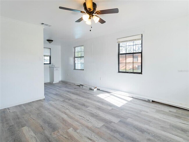 Building Photo - 904 NE 25th St