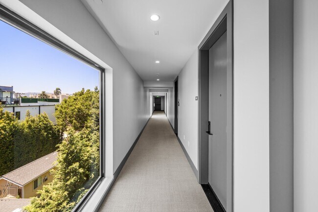 Building Photo - Elmwood Row