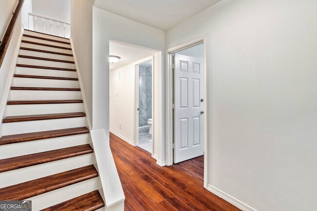 Foto del edificio - 216 Flat Creek Ct