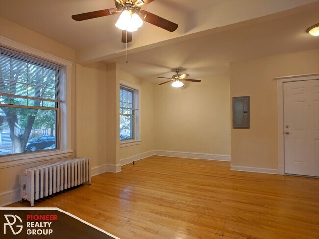 Building Photo - 1615 W Berteau Ave