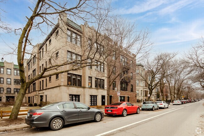 Building Photo - 643 W Roscoe St