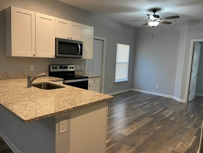 Building Photo - 867 Helen St