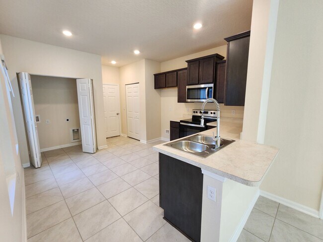 Building Photo - Stunning 3 Bed 2.5 Bath Townhouse! DECEMBER RENT FREE!!!