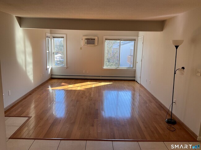 Foto del edificio - 157 Woodland Dr