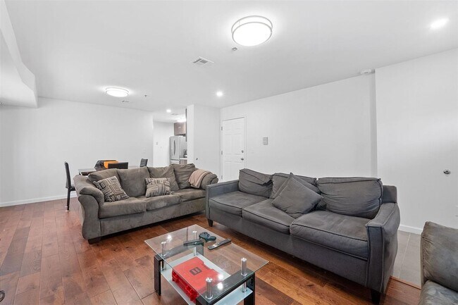 Building Photo - 718 23rd St