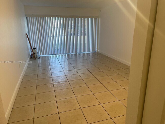 Foto del edificio - 4215 N University Dr