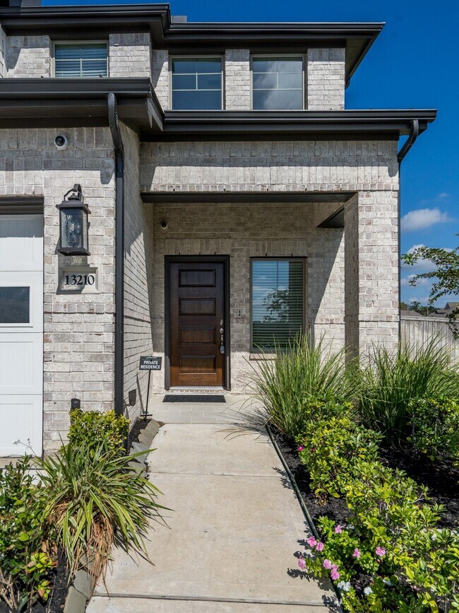 Foto del edificio - 13210 Wood Leaf Pk