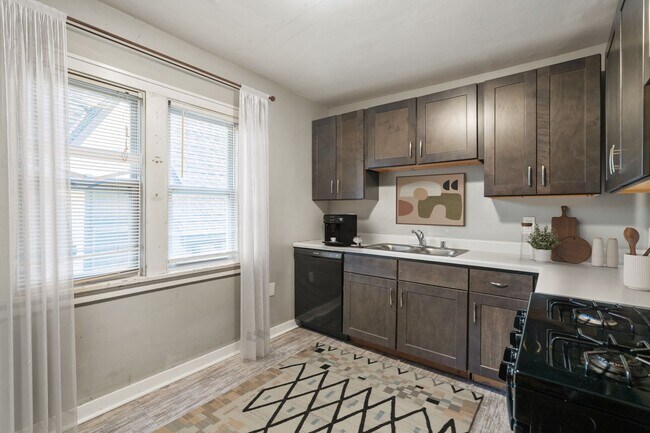 Foto del edificio - Downer upper across from UWM