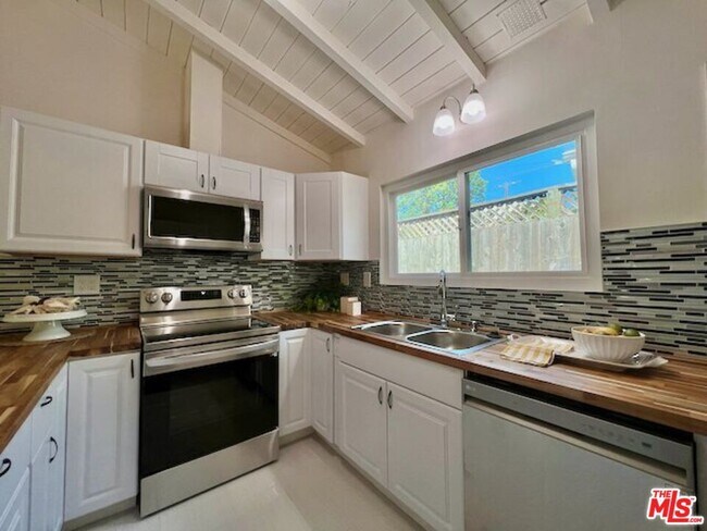Building Photo - 10749 Aqua Vista St