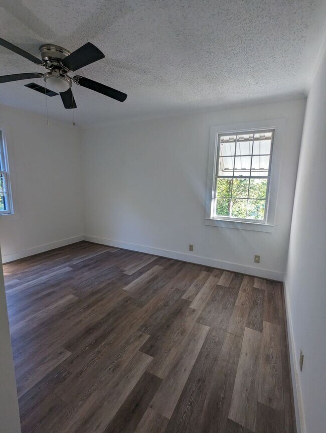 Building Photo - Beautiful 3 bedroom 1.5 bathroom rental home.