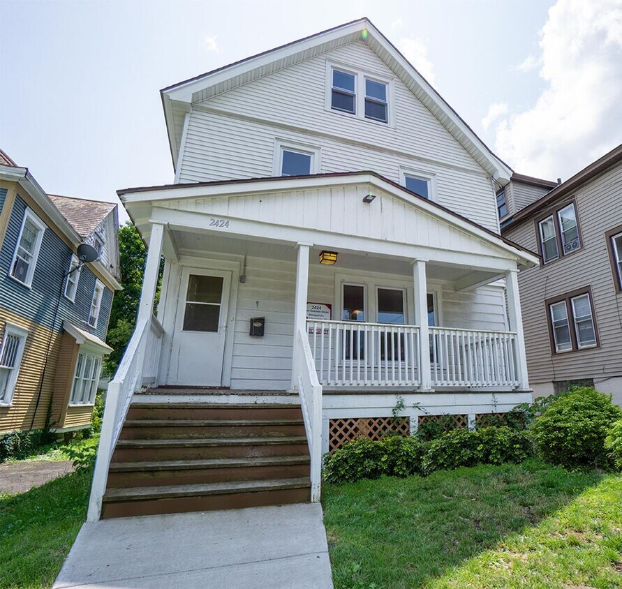 Primary Photo - 2424 E Genesee St