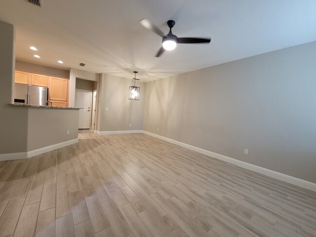 Building Photo - Beautiful Dual Master Condo in Folsom