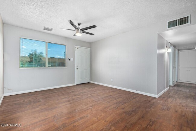 Foto del edificio - 6134 W Mulberry Dr