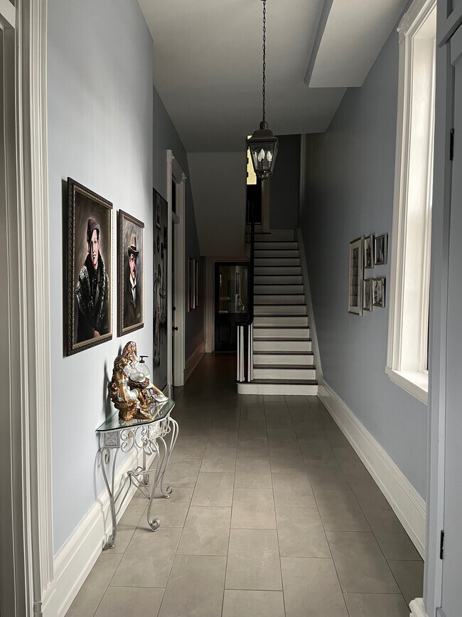 Sala - 1026 Conti St