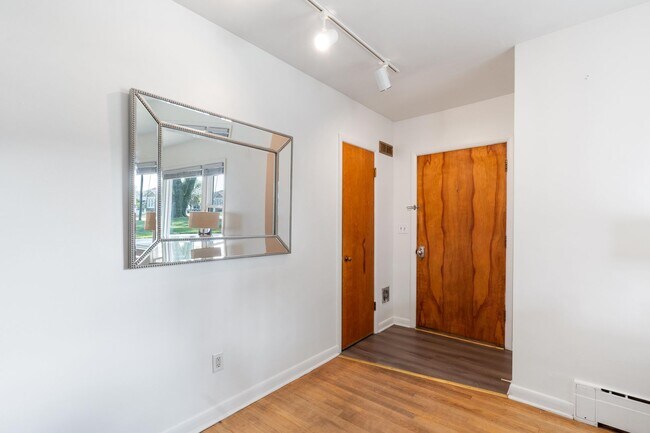 Foto del edificio - $2,995 | 4 Bedroom, 2 Bathroom House | Pet...