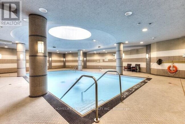 Photo du bâtiment - 1070-1070 Sheppard Ave W