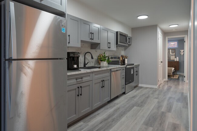 Photo du bâtiment - 2 Bed / 1 Bath in Kingston – All Utilities & Parking Included - $1,899/month