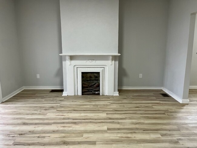 Building Photo - Large 4 Bed/1.5 Bath House in Braddock!