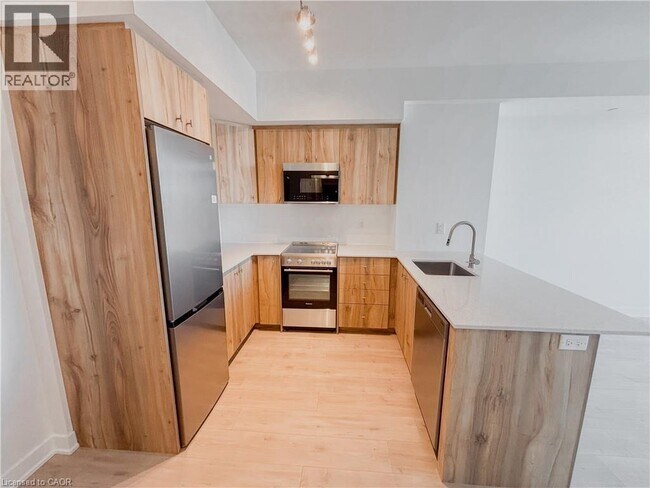 Building Photo - 25 Wellington St S