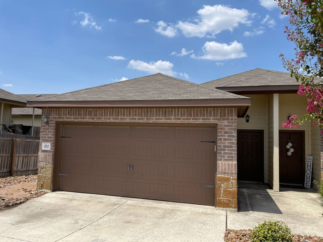 Foto principal - Luxury Duplex in New Braunfels, TX!