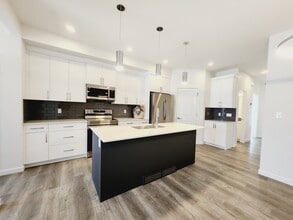 Building Photo - 472 Edgemont Dr