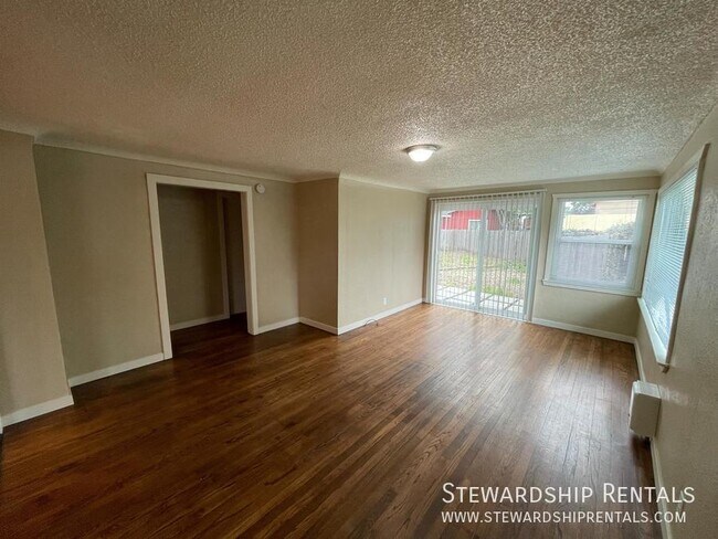 Building Photo - 3 Bedroom Home in Springfield!
