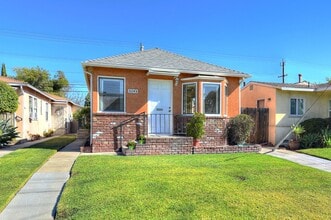 Building Photo - 1604 N Hollywood Way