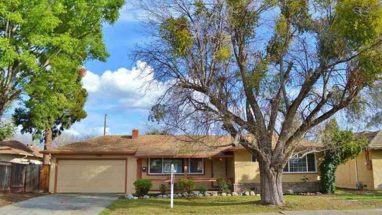 Foto principal - Concord, Holbrook Heights Charming 3-Bed, 2-Bath Home - 16 Month Lease