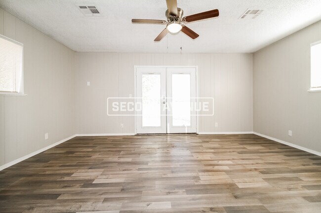 Building Photo - 2324 Mccracken DR