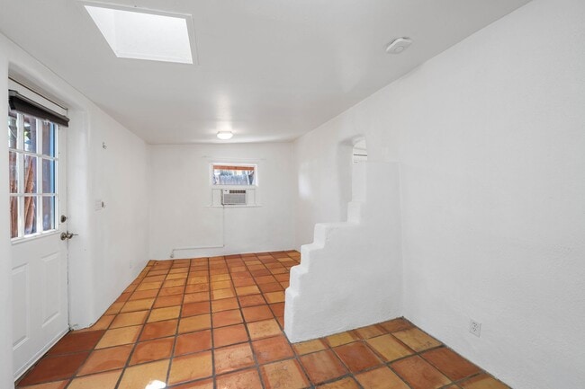 Building Photo - Quaint Studio in Prime Location