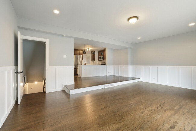 Building Photo - 1613 W Greenleaf Ave