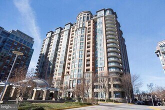 Building Photo - 8220 Crestwood Heights Dr