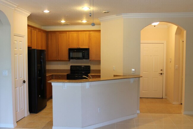 Building Photo - Beautiful ground floor unit in the Lakes of Windermere!