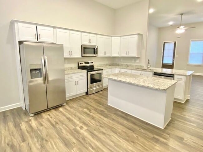 Building Photo - Now Leasing a 5-bedroom 3 bath home on Byh...