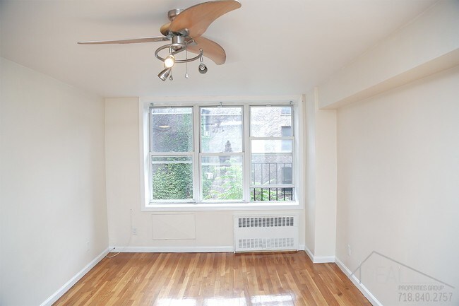 Foto del edificio - 483 Ocean Parkway #3FR