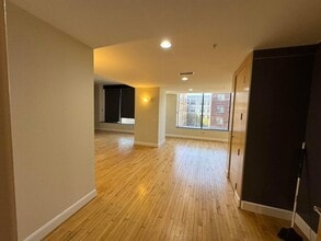 Building Photo - 106 N High St