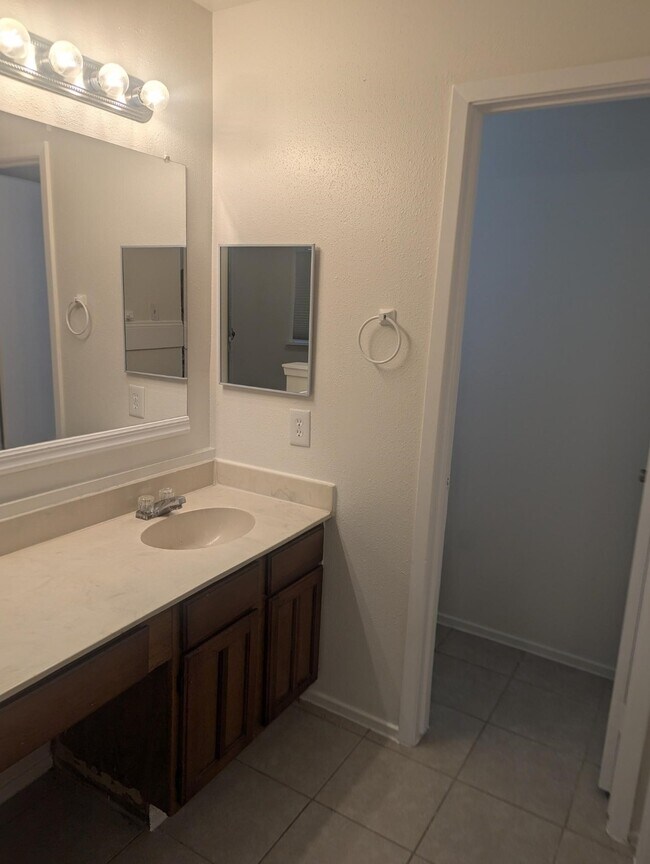 Foto del edificio - 4822 Roserock Ln