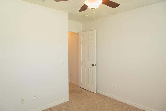Foto del edificio - "Coastal Comfort Awaits: Charming 3-Bed, 2...