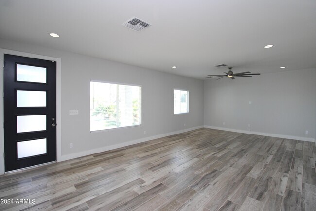 Building Photo - 2140 E Palm Ln