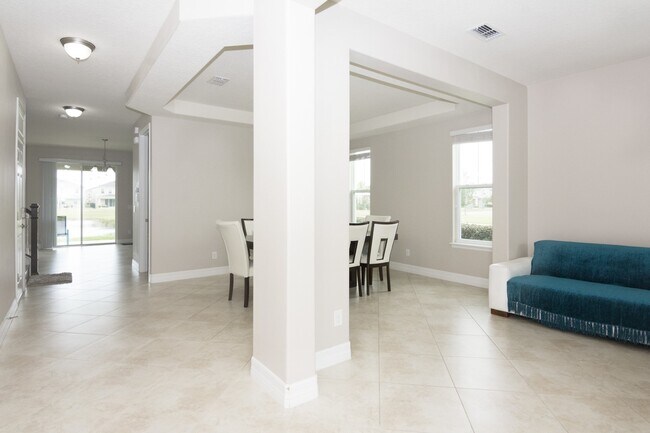 Foto del edificio - BEAUTIFUL LAKE VIEW AND CORNER LOT HOME WI...