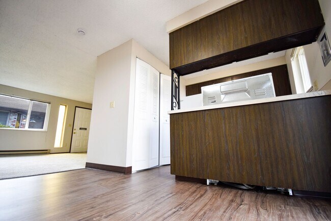 Building Photo - Move In Special! Single Level 2-Bedroom Ap...