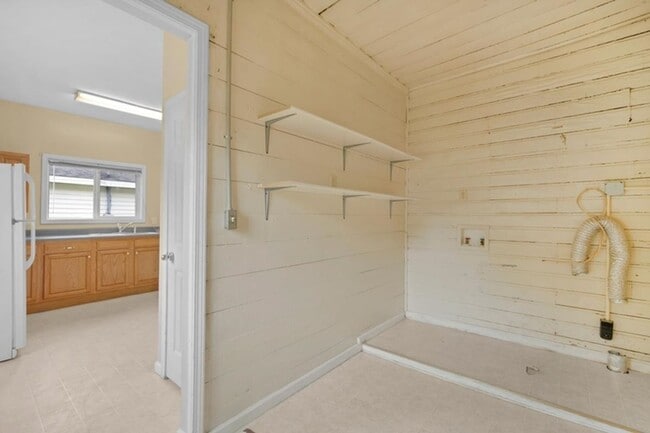 Building Photo - 2 bedroom 1 bath