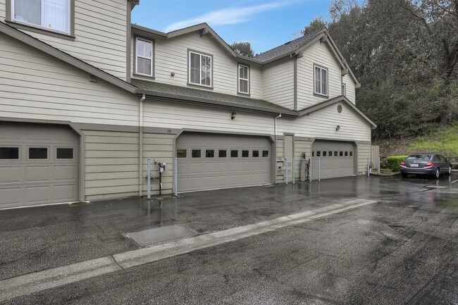 Foto del edificio - 18 Flora Ln