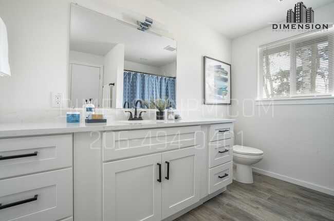 Building Photo - Modern & Updated 2-Bedroom, 1-Bath Duplex ...