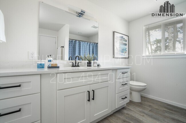 Foto del edificio - Modern & Updated 2-Bedroom, 1-Bath Duplex ...