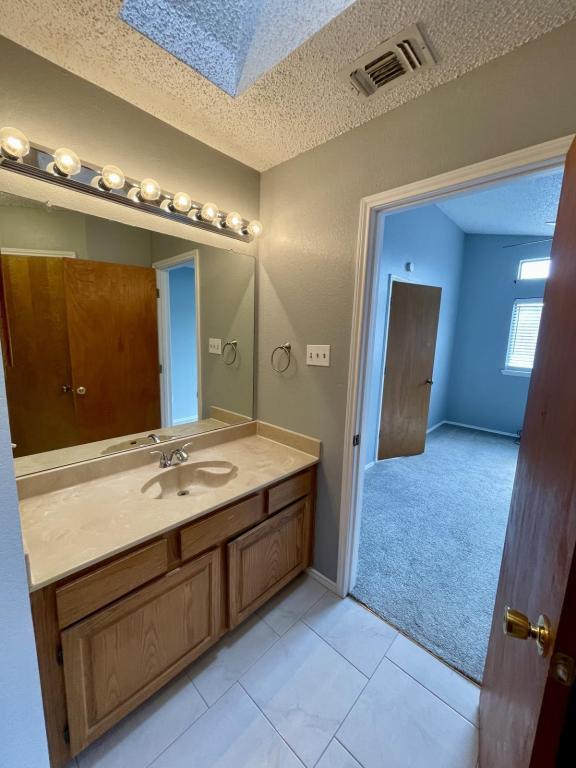 Building Photo - 606 Lakeway Dr