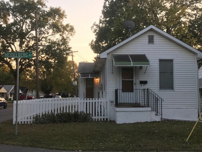 Foto del edificio - COMING SOON! Cute South County Cottage with White Picket fence, and  Garage