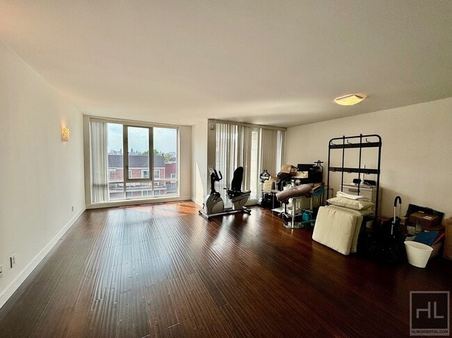 Building Photo - Large 2 bed 2 bath with two private outdoo...